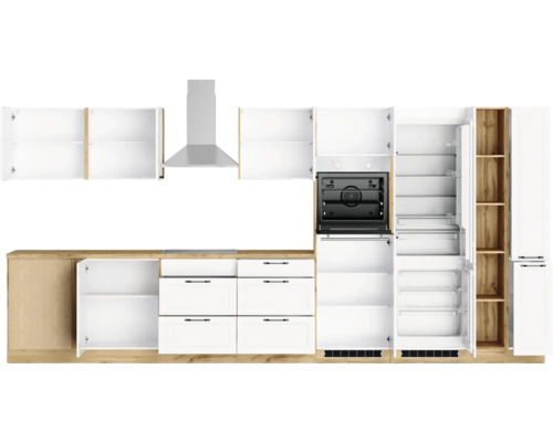 Küchenzeile mit Hängeschränken, Dunstabzugshaube, Backofen, Kühlschrank und Unterschränken