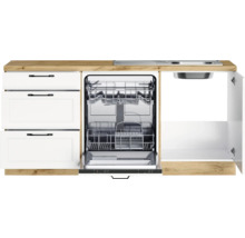 Offene Geschirrspülmaschine in einer Küchenzeile mit Spüle und Schubladen