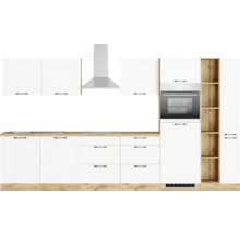 Küchenzeile mit weißen Fronten, Dunstabzugshaube und Holzelementen