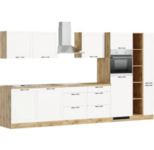 Komplette Küche mit Hängeschränken, Dunstabzugshaube, Einbaubackofen und Regalen.