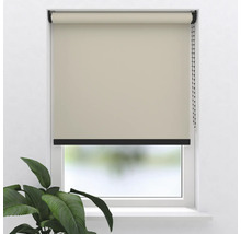 Fenster mit beigem Rollo zur Verdunkelung