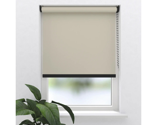 Fenster mit beigem Rollo zur Verdunkelung