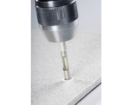 Diamantbohrer bohrt Loch in Fliese