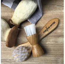 Gemüsebürsten Set mit Logo meine ernte neben Pilzen auf Holztisch