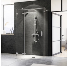 Begehbare Dusche mit Duscharmatur und Glastüren im Badezimmer