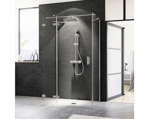 Begehbare Dusche mit Duscharmatur und Glastüren im Badezimmer