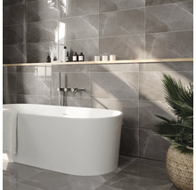 Badezimmer mit grauen Fliesen in Marmoroptik, freistehender Badewanne und Holzregal