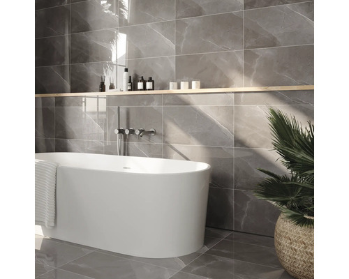 Badezimmer mit grauen Fliesen in Marmoroptik, freistehender Badewanne und Holzregal