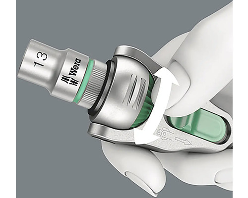 Ein Wera Werkzeug mit einer Stecknuss der Größe 13 wird von einer Hand bedient.