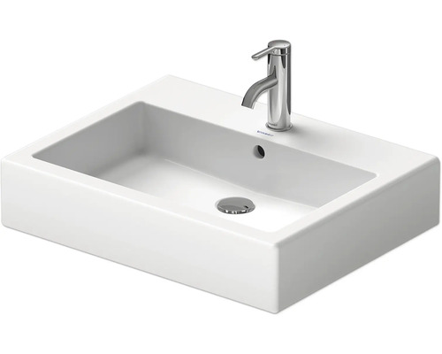 Waschbecken aus Keramik mit Armatur