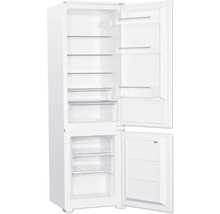 Geöffneter Kühl- und Gefrierschrank mit Regalen und Schubladen