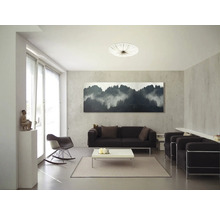 Wohnzimmer mit Sofa, Sesseln, Tisch und Dekoration