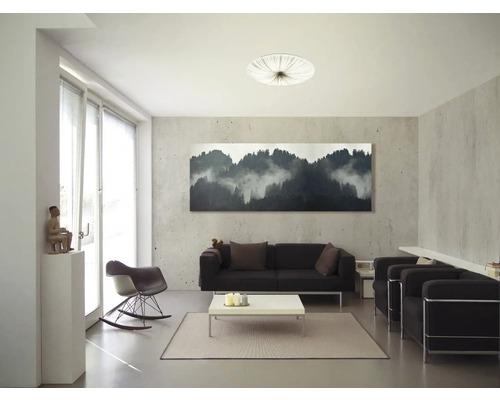 Wohnzimmer mit Sofa, Sesseln, Tisch und Dekoration