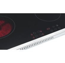 Detailansicht eines schwarzen Elektrokochfelds mit digitaler Anzeige