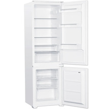 Geöffneter, weißer Kühlschrank mit Regalen und Gefrierfach