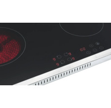 Detailansicht eines Induktionskochfelds mit digitaler Anzeige.