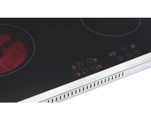 Detailansicht eines Induktionskochfelds mit digitaler Anzeige.