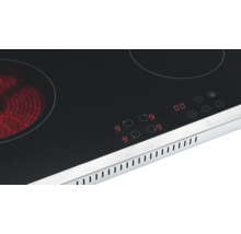 Detailansicht eines schwarzen Glaskeramikkochfelds mit digitaler Anzeige und Bedienfeldern.