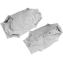 Zwei graue, gefaltete Poloshirts mit kurzen Ärmeln