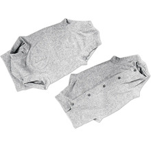 Zwei graue Shirts, eines mit Kragen und Knöpfen.