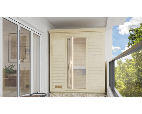 Holzsauna mit geöffneter Glastür auf einem Balkon