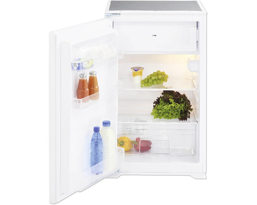 Geöffneter Kühlschrank mit verschiedenen Lebensmitteln