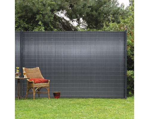 Sichtschutzzaun im Garten mit Gartenmöbeln