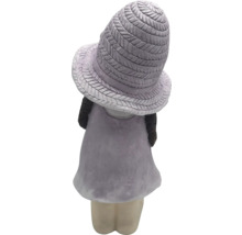 Gartendekoration: Mädchenfigur mit Hut, Rückenansicht