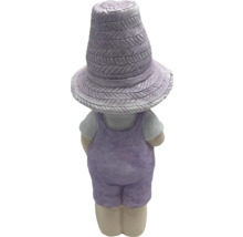 Gartenzwergfigur mit Hut und Latzhose, von hinten gesehen