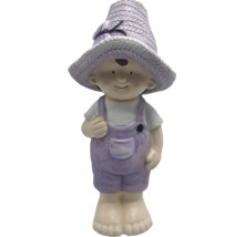 Gartenfigur Junge mit Hut als Gartendekoration