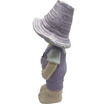 Dekofigur eines Jungen mit Hut und Latzhose für den Garten