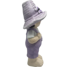 Gartenfigur eines Mädchens mit Hut und Latzhose