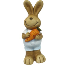 Osterhase mit Karotte als Gartendekoration