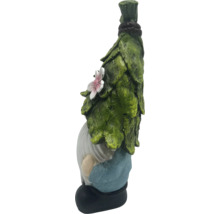 Gartenzwerg mit Blättern und Blüten als Dekoration für den Außenbereich