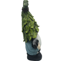 Gartenzwerg mit Blätterhut als Dekoration für den Garten