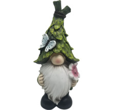 Gartenzwerg mit Blattmütze, Schmetterling und Blume