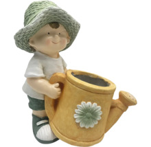 Junge mit Hut und Gießkanne als Gartendekoration