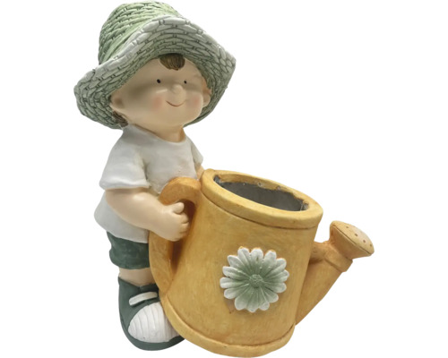 Junge mit Hut und Gießkanne als Gartendekoration