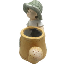 Dekorative Gartenfigur eines Jungen mit Gießkanne als Pflanzgefäß