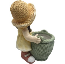 Dekorative Mädchenfigur mit Korb als Pflanzgefäß für den Garten