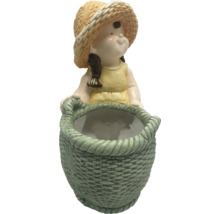 Dekorative Mädchen-Figur mit Korb als Pflanzgefäß für den Garten