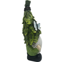 Gartenzwerg mit Blätterdekor und Schmetterling