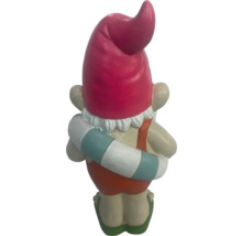 Gartenfigur Gartenzwerg mit Schwimmreifen, Rückansicht