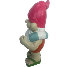 Gartenzwerg mit Badehose und Schwimmreifen