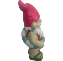 Gartenzwerg mit Badekappe und Schwimmreifen