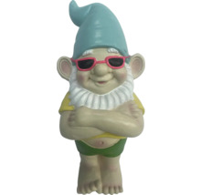 Gartenzwerg mit Sonnenbrille und gekreuzten Armen