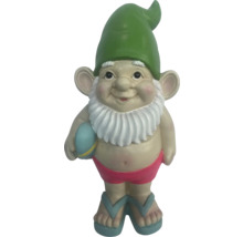 Gartenzwerg mit Badehose und Badeschlappen hält einen Ball