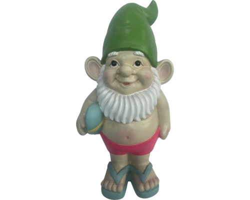 Gartenzwerg mit Badehose und Badeschlappen hält einen Ball