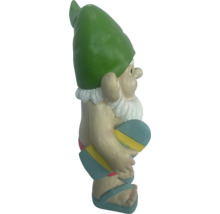 Gartenzwerg mit Badehose und Surfbrett