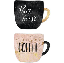 Zwei Kaffeetassen mit den Aufschriften ''But first'' und ''Coffee''.